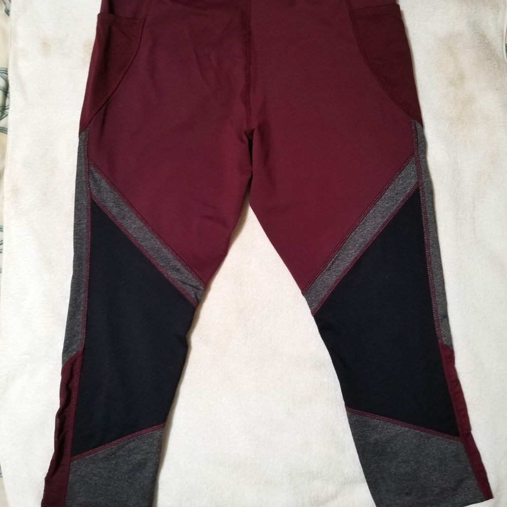 New Avia Capri Leggings SZ M